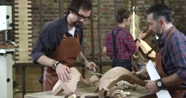 Taller de restauración de muebles de madera — Vídeo de stock