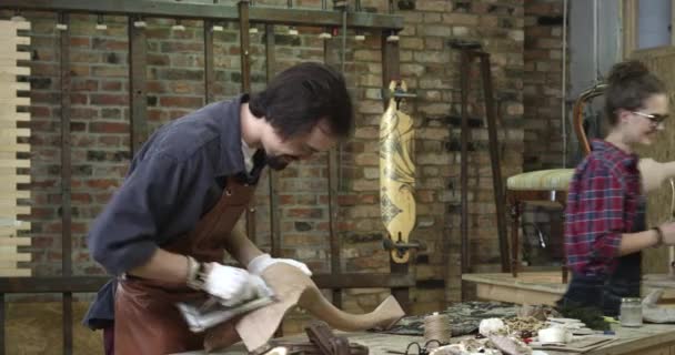 Oficina Restauração Móveis Madeira Dia Médio Uma Loja Marcenaria Familiar — Vídeo de Stock