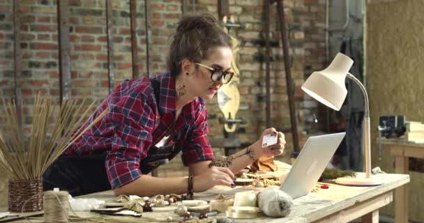 Young Pretty Hipster Buys Online Right Her Workshop Hipster Girl — Stock Video