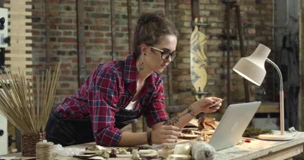 Young Pretty Hipster Compra Line Diretamente Sua Oficina Hipster Girl — Vídeo de Stock