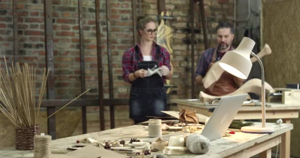 Compartiendo Progreso Vínculo Entre Generaciones Las Personas Taller Comparten Trabajo — Vídeo de stock