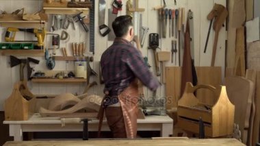 Kabine Maker Doğramacılar dükkânının onun/Cabinet-maker çalışma günü geliyor başlar cabrioli masanın bacağına alır ve çalışmaya başlar