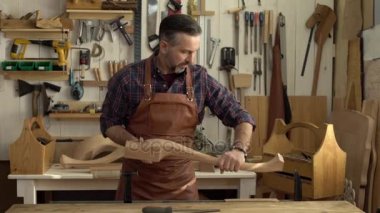 Kabine Maker Doğramacılar dükkânının onun/Cabinet-maker çalışma günü geliyor başlar cabrioli masanın bacağına alır ve çalışmaya başlar