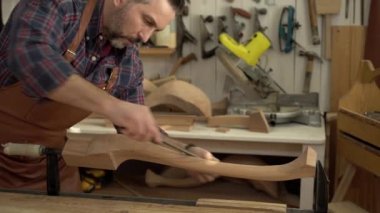 Kabine Maker cilalar Cabrioli bacak onun atölye/kabine Maker cabriolet bacak bir dosyayla parlatıyor. O küçük aile Doğramacılar dükkanında çalışıyor
