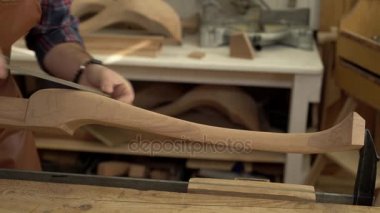 Ben marangoz cilalar Cabrioli bacak onun atölye/kabine Maker cabriolet bacak bir dosyayla parlatıyor. O küçük aile Doğramacılar dükkanında çalışıyor