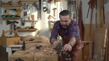 Marangoz uçaklar masif ahşap onun atölye/kabine Maker kayın tahta bir uçak uçak. O küçük aile Doğramacılar dükkanında çalışıyor
