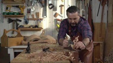 Ben marangoz uçaklar masif ahşap onun atölye/kabine Maker kayın tahta bir uçak uçak. O küçük aile Doğramacılar dükkanında çalışıyor