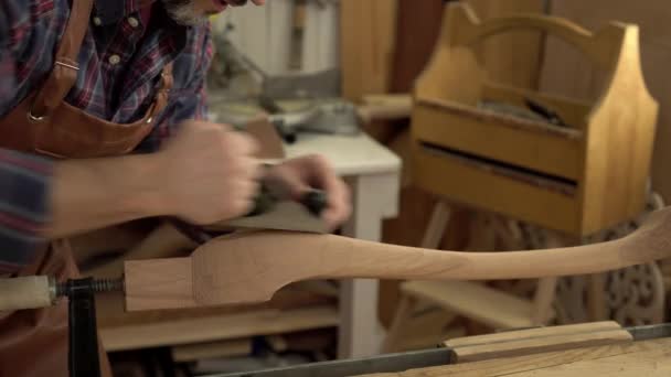 Joiner Planes Cabrioli Leg Seu Workshop Cabinet Maker Planeja Perna — Vídeo de Stock