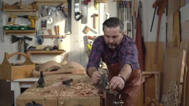 Carpinteiro Planes Solid Wood Sua Oficina Fabricante Armários Planeja Prancha — Vídeo de Stock