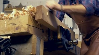 Ben marangoz uçaklar masif ahşap onun atölye/kabine Maker kayın tahta bir uçak uçak. O küçük aile Doğramacılar dükkanında çalışıyor