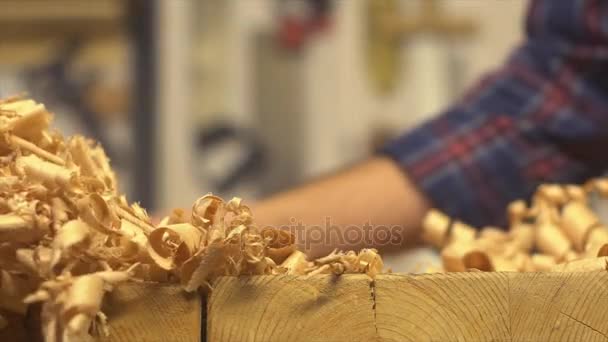 木の削りくず彼のテーブルからの彼のテーブル 大工とれるからの削りくずを脱ぐジョイナー — ストック動画