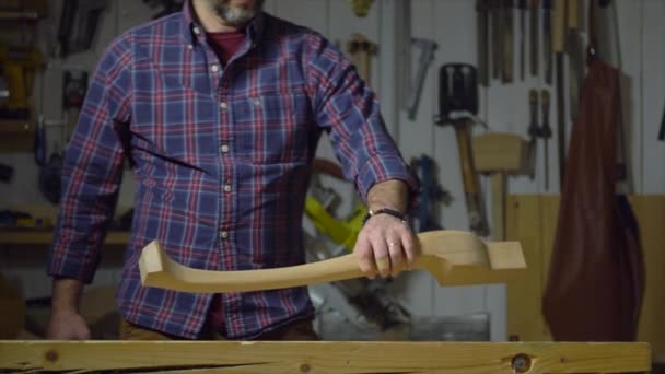 Happy Carpenter Mostra Perna Cabrioli Joiner Terminou Trabalhar Uma Perna — Vídeo de Stock