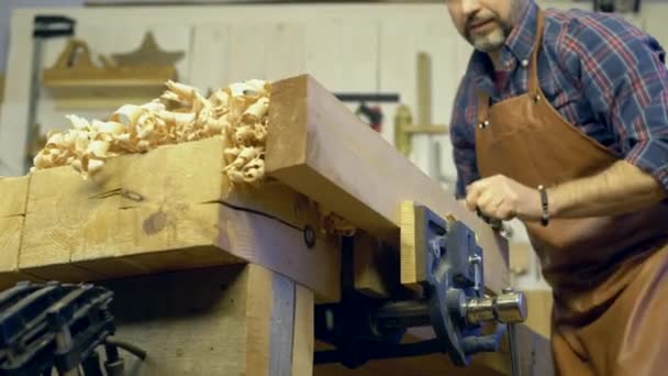 CAB Maker letadla masivního dřeva v jeho dílně — Stock video