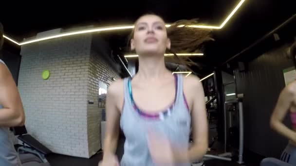 Jonge vrouw lopen op een loopband (Slow motion) — Stockvideo