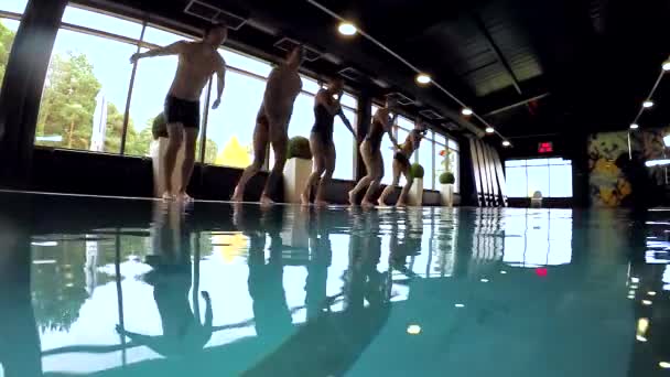 La gente salta in acqua — Video Stock