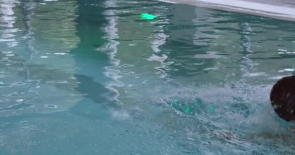 Junger Mann krabbelt schwimmend im Pool — Stockvideo