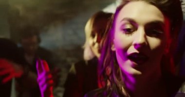 Selfie zaman selfie dans ederken alarak bir gece kulübü/genç kadın. Ağır çekim. Mutlu ve neşeli bir kız. Şarkı şarkı söylüyor