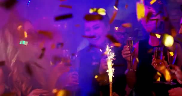 生日聚会 女孩们正在庆祝他们朋友的生日 他们是快乐和愉快的 他们手里拿着香槟杯 — 图库视频影像