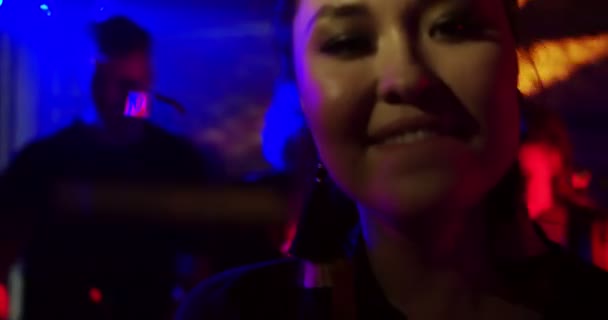 Selfie Time Nightclub Giovane Donna Che Selfie Mentre Balla Rallentatore — Video Stock