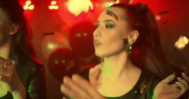 Enerjik bir gece kulübünde dans konfeti/Happy genç kadınlarda dans. Konfeti uçuyor gibi onlar her bir yeni yıl partisi, ya da doğum günü partisi, olabilir