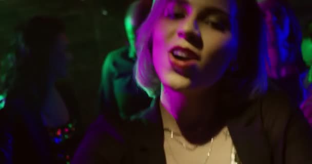 Selfie Idő Egy Nightclub Fiatal Vesz Selfie Tánc Közben Lassú — Stock videók