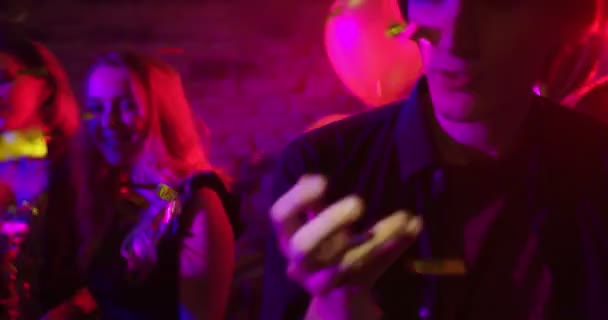 Soirée Discothèque Avec Confettis Les Gens Dansent Dans Une Boîte — Video