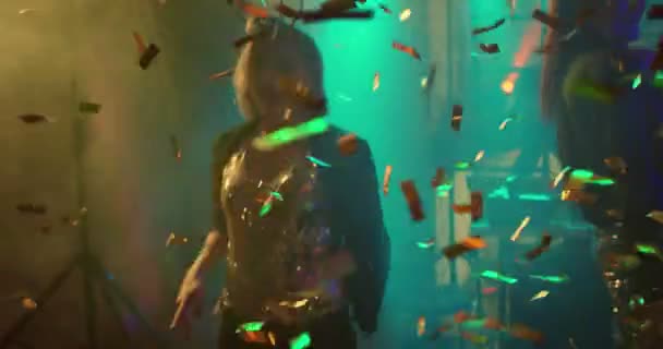 Dançando Confetti Jovens Felizes Dançando Energeticamente Uma Boate Pode Ser — Vídeo de Stock