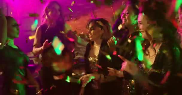 Dansen Confetti Happy Jonge Vrouwen Energiek Dansen Een Nachtclub Het — Stockvideo