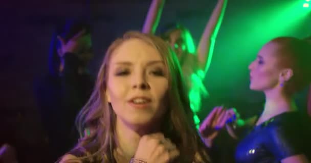 年轻女子与她的朋友在夜总会 年轻女子跳舞 在一个 Higntclub 的积极舞蹈 她和她的朋友们跳舞 她穿得很好 很开心 — 图库视频影像
