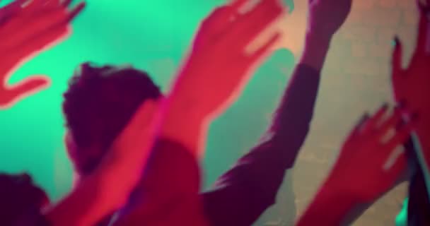 Руки Вечірці Покладіть Руки Повітря Друзі Розважаються Вечірці Або Концерті — стокове відео