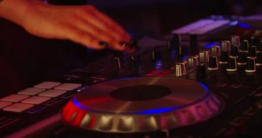 Kız Dj Slow Motion/kız dj sporuna bir parti bir gece kulübünde çalmaya. Şık giysiler giymiş güzel ve enerjik, bir kız. O iyi müzik çalar!