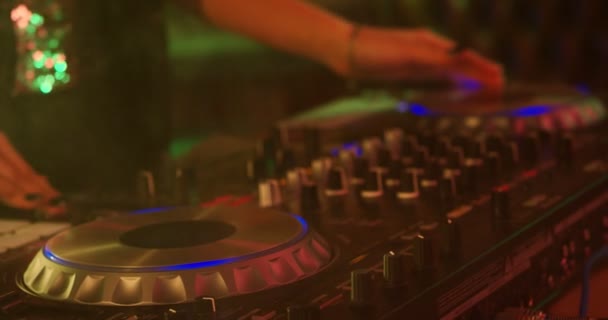 Nightclub Party Confetti Pessoas Dançando Uma Boate Confetti Estão Voar — Vídeo de Stock