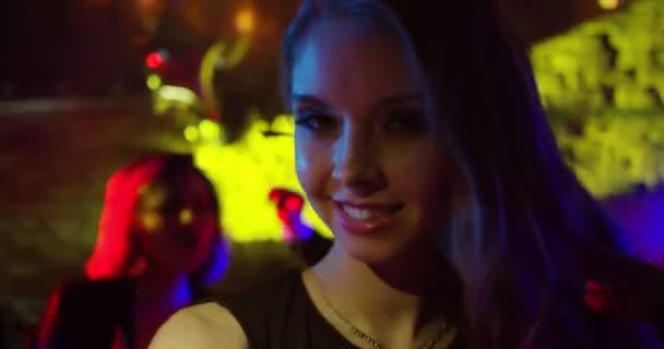 Selfie Czasu Nocny Młodej Kobiety Biorąc Selfie Podczas Tańca Zwolnionym — Wideo stockowe