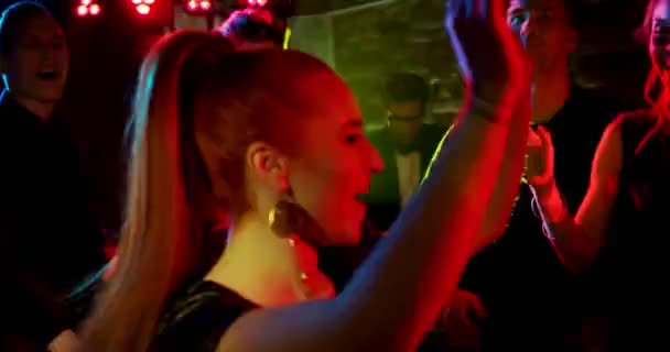 Foxy Hair Girl Dancing Nightclub Young People Dancing Nightclub Confetti — Stock Video