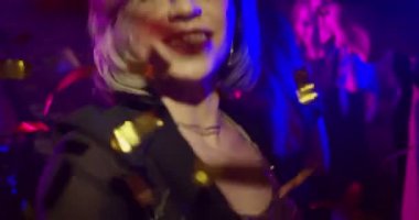 Selfie, gece kulübü/genç kıza selfie dans ederken sürdü. Ağır çekim. Mutlu ve neşeli bir kız