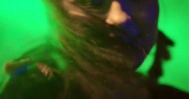 Asyalı kız dans ağır çekim/güzel Asyalı kız bir gece kulübünde enerjik bir gece kulübünde dans ediyor. O dans ederken hangi sinek çok şık küpeler var