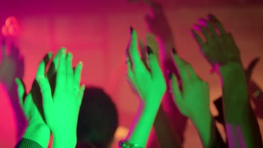 Ağır çekim/Put bir partide ellerini havada eller! Arkadaşlar bir parti ya da konser, festival, eğleniyor. Onlar yukarıda başlarını sanatçı tezahürat, elele tutuşun. Ağır çekim vurdu
