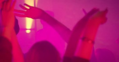 Ağır çekim/Put bir partide ellerini havada eller! Arkadaşlar bir parti ya da konser, festival, eğleniyor. Onlar yukarıda başlarını sanatçı tezahürat, elele tutuşun. Ağır çekim vurdu