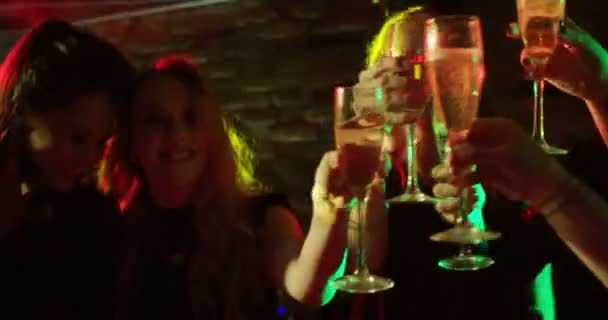 シャンパン女の子チャリンという音メガネ 女の子は 何かを祝っています それは同僚のもの場合 Succesfull プロジェクトまたは新年 彼らの友人の誕生日をすることができます 彼らは幸せな 明るい 手にシャンパンのグラスがあります — ストック動画