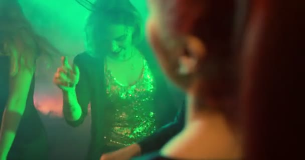 Lányok Lassú Mozgás Lányok Party Nightclub Tánc Lányok Táncolnak Boldogok — Stock videók