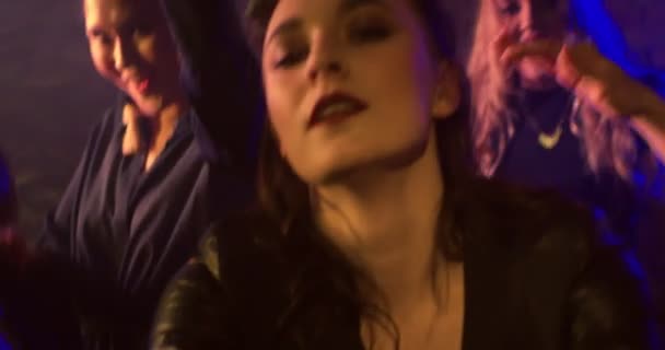 Selfie Zeit Einem Nachtclub Junge Frau Macht Selfie Beim Tanzen — Stockvideo