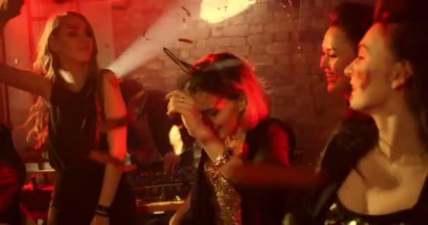 Hen Party Dancing Slow Motion Hen Party Inglês Nightclub Raparigas — Vídeo de Stock