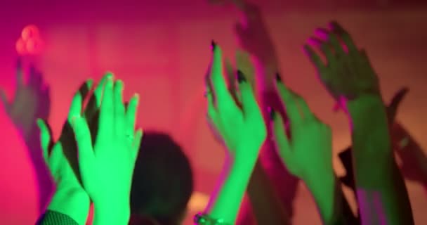 手放在慢动作的派对上 把手放在空中 朋友在聚会或音乐会上玩得开心 一个节日 他们把手举在头顶上 为表演者欢呼 慢动作射击 — 图库视频影像