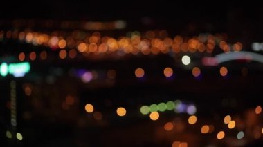 Gece bir gökdelenin tepesinden kenti