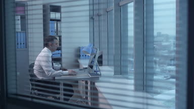 Tipik bir gün ofiste işadamı