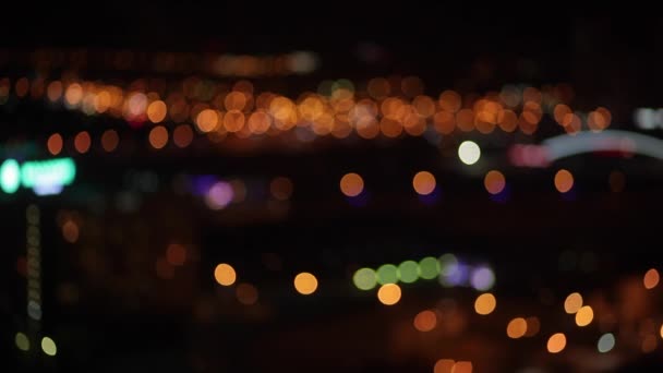 Vista de la ciudad por la noche desde el tejado de un rascacielos — Vídeo de stock