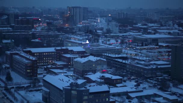 Blick auf eine Provinzstadt bei Nacht — Stockvideo