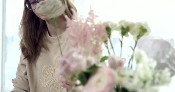 Tomando flores perfectas para su ramo de boda — Vídeos de Stock