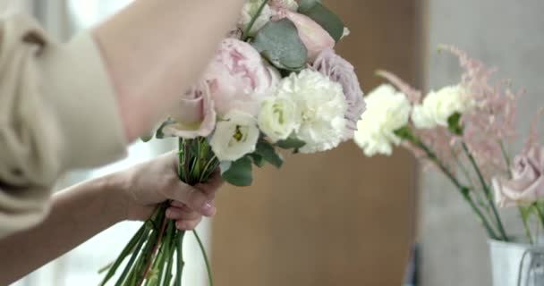 Young Florist Assembles a Rustic Wedding Bouquet — Stock Video