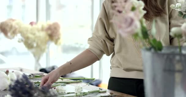 Florista joven reúne un rústico ramo de bodas — Vídeo de stock